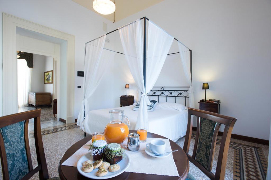 ミネルヴィーノ・ディ・レッチェ Palazzo Scarciglia - Dimora D'Epoca Bed & Breakfast エクステリア 写真